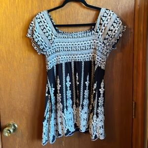 roz&ALI women’s dress top. Black with white design. Size large.